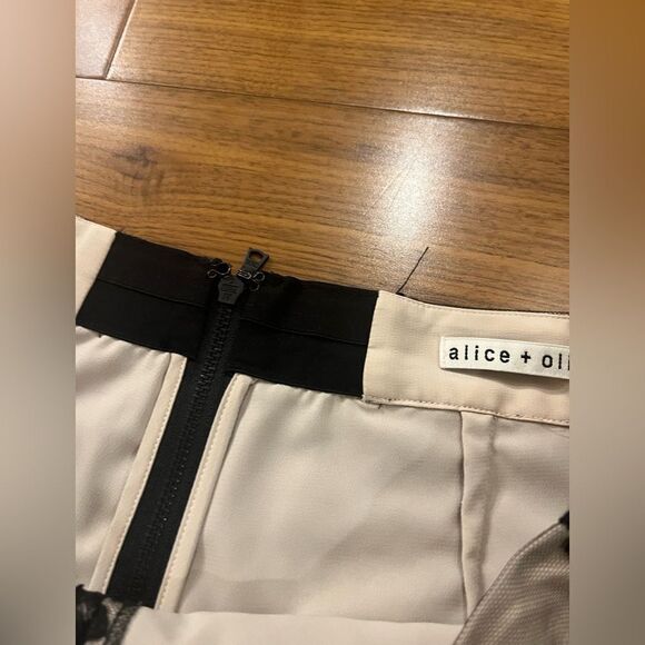 Alice and Olivia black sequin mesh shorts size 4, NWOT - Picture 6 of 10